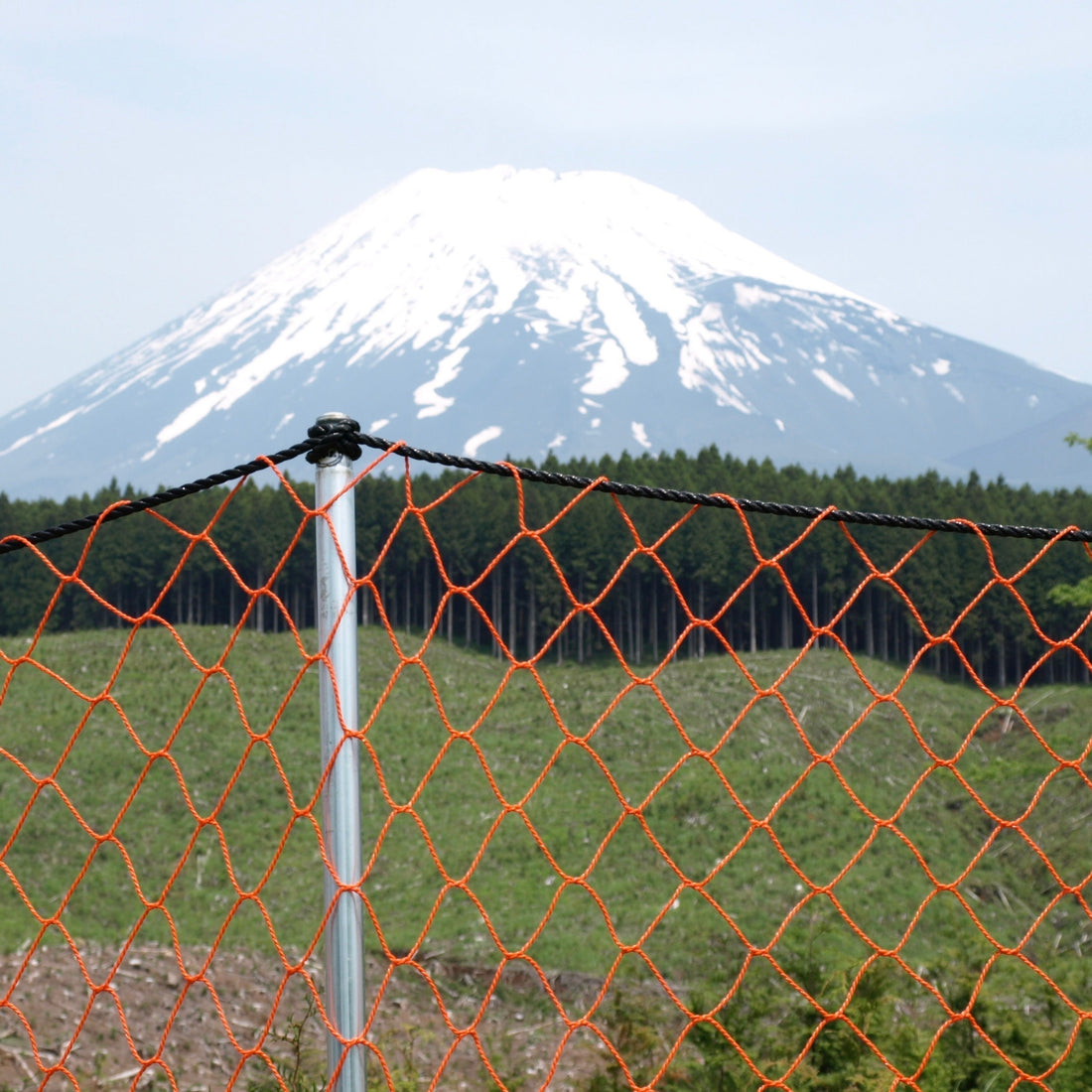 固い地面でもスムーズに施工！富士山で活躍した軽量「くい丸」使用事例