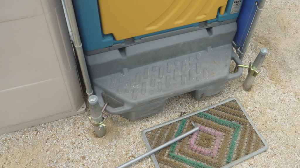 仮設トイレの転倒防止でのくい丸使用事例 | くい丸広場