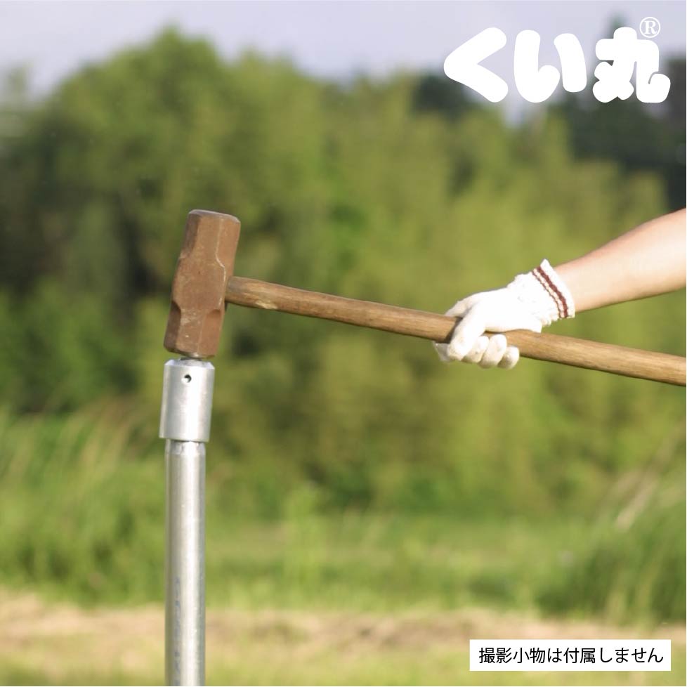 ハンマーで杭打ち作業中の手打ちキャップ